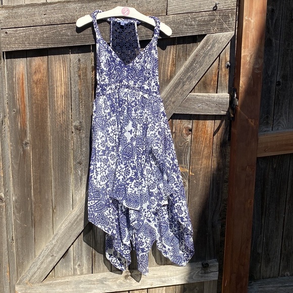 Guess crochet lace back handkerchief hem dress - Picture 3 of 15